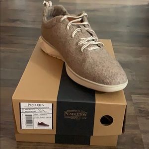 Men’s Pendleton taupe felt shoe